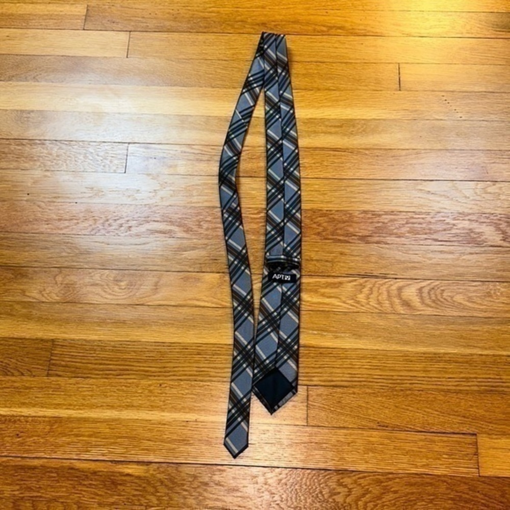 Apt 9 tie